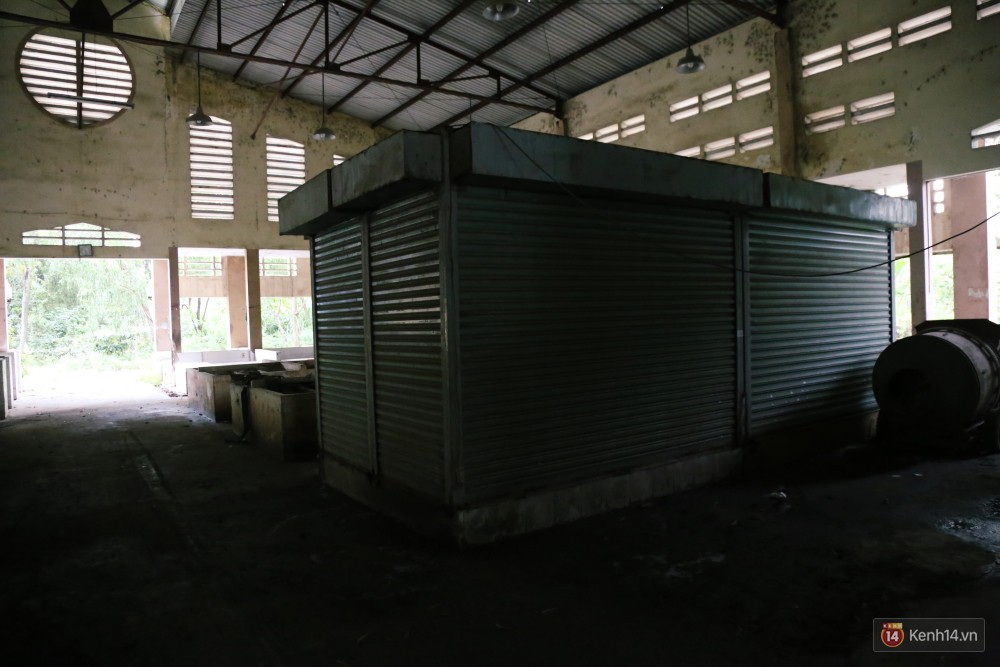 Cảnh u ám bên trong khu chợ tiền tỷ ở Sài Gòn bị bỏ hoang gần 15 năm qua - Ảnh 9. Cảnh u ám bên trong khu chợ tiền tỷ ở Sài Gòn bị bỏ hoang gần 15 năm qua - Ảnh 9.