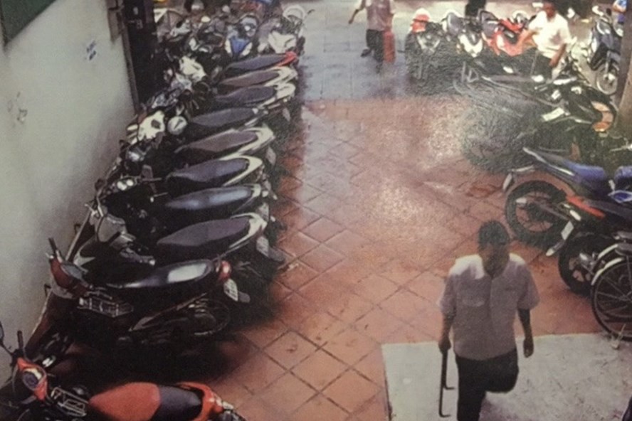 Cả gia đình ở Sài Gòn bị người lạ dùng bình xịt hơi cay, hung khí đe doạ tính mạng - Ảnh 2. Cả gia đình ở Sài Gòn bị người lạ dùng bình xịt hơi cay, hung khí đe doạ tính mạng - Ảnh 2.