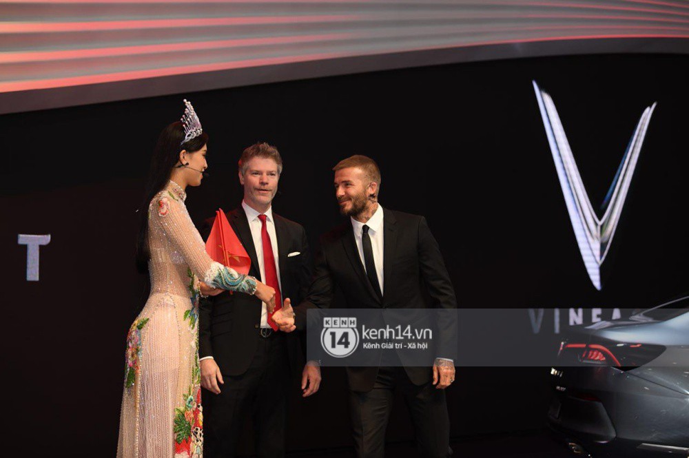 Hoa hậu Trần Tiểu Vy bắt tay David Beckham trong lễ ra mắt VINFAST - Ảnh 2. Hoa hậu Trần Tiểu Vy bắt tay David Beckham trong lễ ra mắt VINFAST - Ảnh 2.