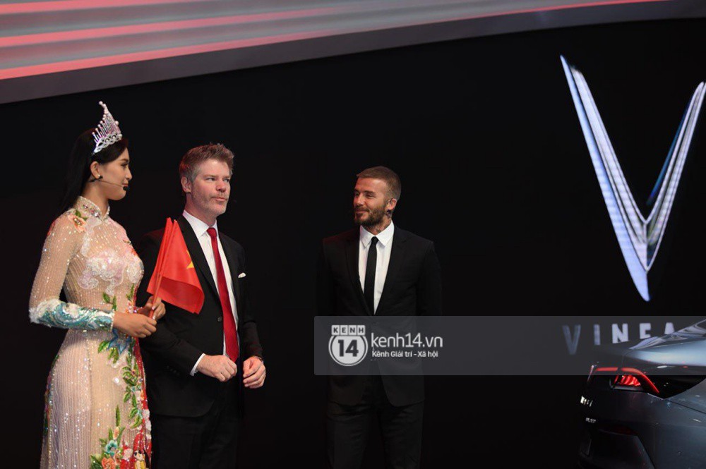 Hoa hậu Trần Tiểu Vy bắt tay David Beckham trong lễ ra mắt VINFAST - Ảnh 4. Hoa hậu Trần Tiểu Vy bắt tay David Beckham trong lễ ra mắt VINFAST - Ảnh 4.