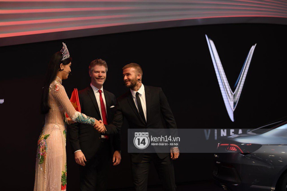 Hoa hậu Trần Tiểu Vy bắt tay David Beckham trong lễ ra mắt VINFAST - Ảnh 3. Hoa hậu Trần Tiểu Vy bắt tay David Beckham trong lễ ra mắt VINFAST - Ảnh 3.