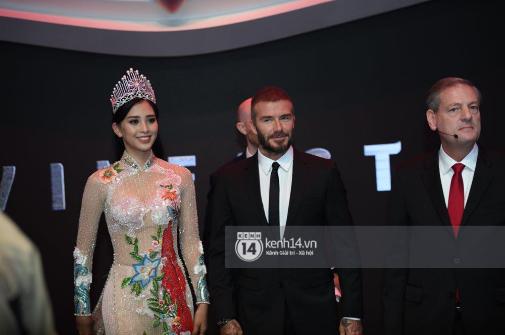 Clip: Hoa hậu Tiểu Vy tự tin nói tiếng Anh, vui vẻ tặng David Beckham lá cờ Việt Nam - Ảnh 2. Clip: Hoa hậu Tiểu Vy tự tin nói tiếng Anh, vui vẻ tặng David Beckham lá cờ Việt Nam - Ảnh 2.