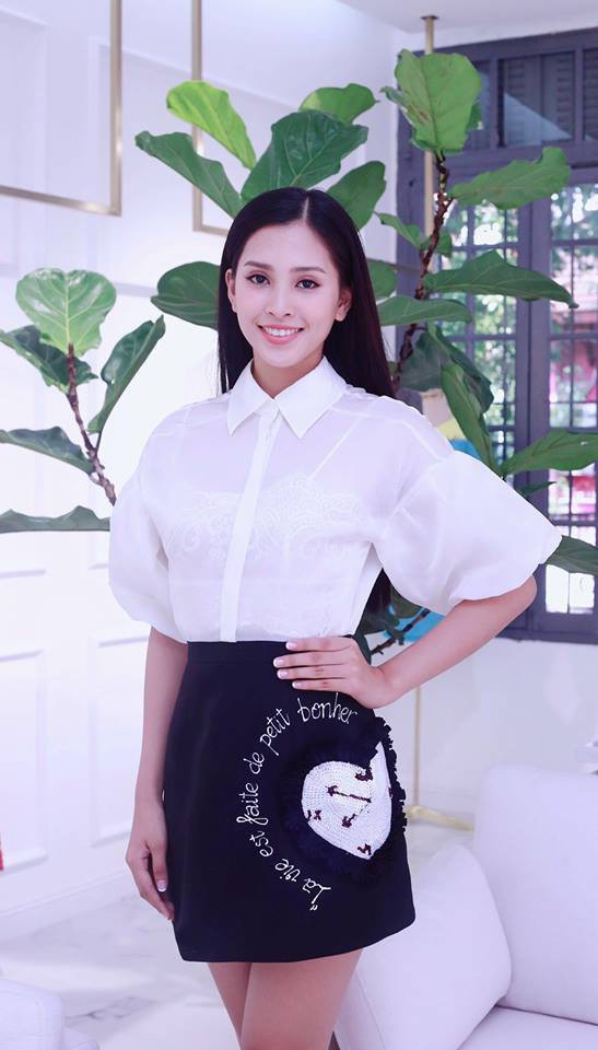 Mới đăng quang chưa đầy 1 tháng, HH Trần Tiểu Vy đụng váy áo liên hoàn với cả loạt người đẹp Vbiz 1 Mới đăng quang chưa đầy 1 tháng, HH Trần Tiểu Vy đụng váy áo liên hoàn với cả loạt người đẹp Vbiz - Ảnh 1.