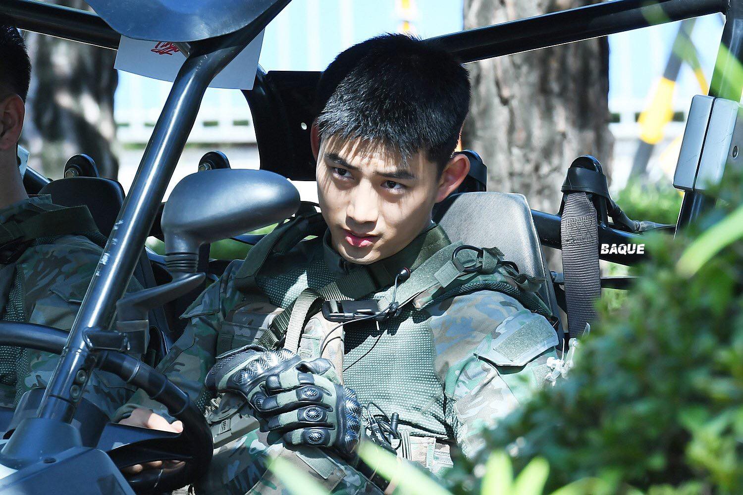 Hậu Duệ Mặt Trời bản đời thực nhất định là Taecyeon (2PM), mặc đồng phục vẫn đẹp khó mà chê 1 Hậu Duệ Mặt Trời bản đời thực nhất định là Taecyeon (2PM), mặc đồng phục vẫn đẹp khó mà chê - Ảnh 1.