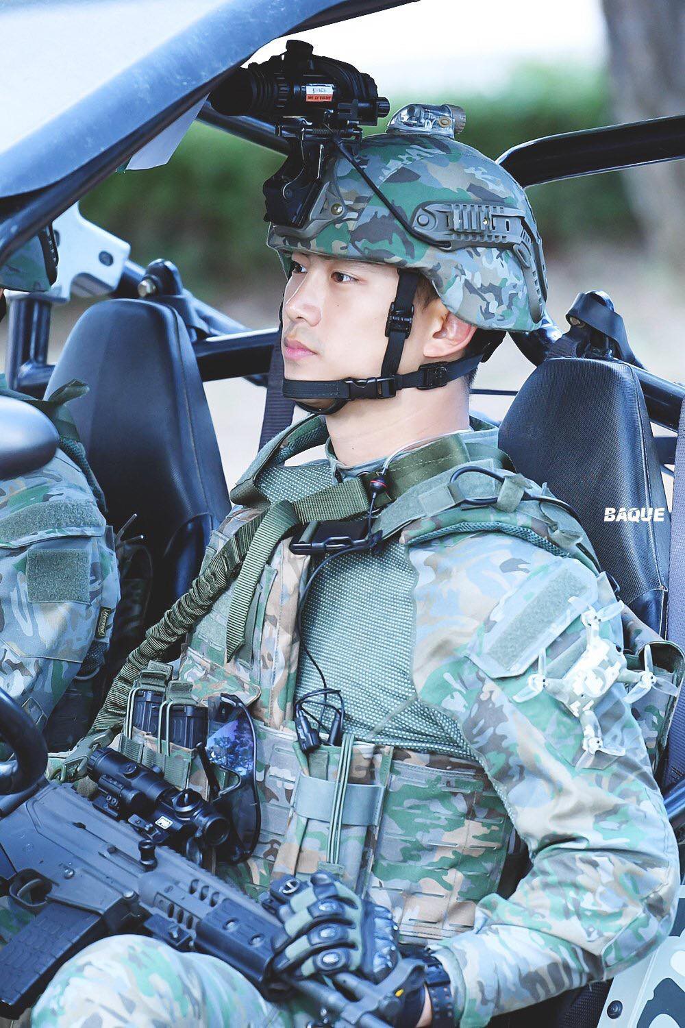 Hậu Duệ Mặt Trời bản đời thực nhất định là Taecyeon (2PM), mặc đồng phục vẫn đẹp khó mà chê 6 Hậu Duệ Mặt Trời bản đời thực nhất định là Taecyeon (2PM), mặc đồng phục vẫn đẹp khó mà chê - Ảnh 5.