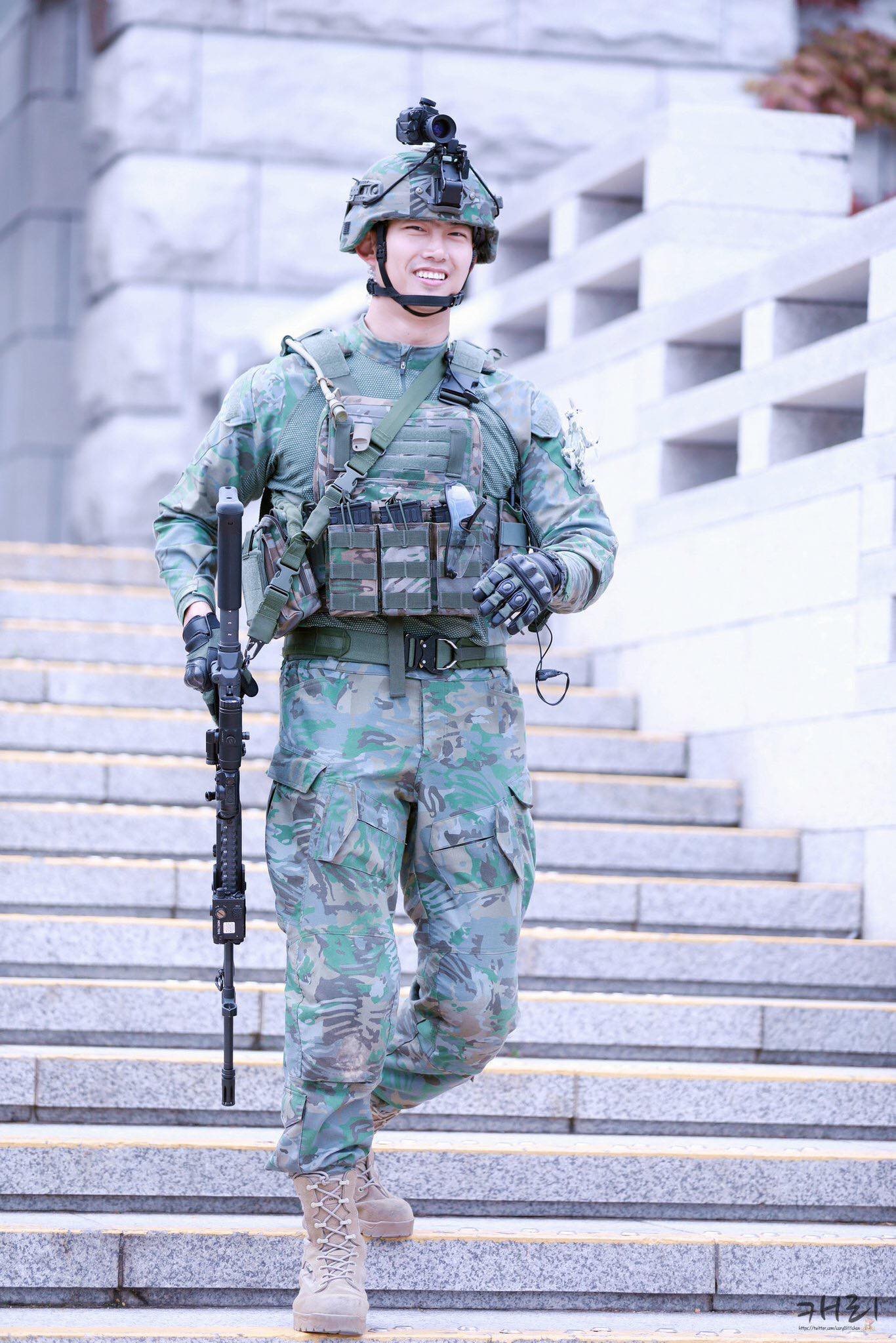Hậu Duệ Mặt Trời bản đời thực nhất định là Taecyeon (2PM), mặc đồng phục vẫn đẹp khó mà chê 2 Hậu Duệ Mặt Trời bản đời thực nhất định là Taecyeon (2PM), mặc đồng phục vẫn đẹp khó mà chê - Ảnh 2.