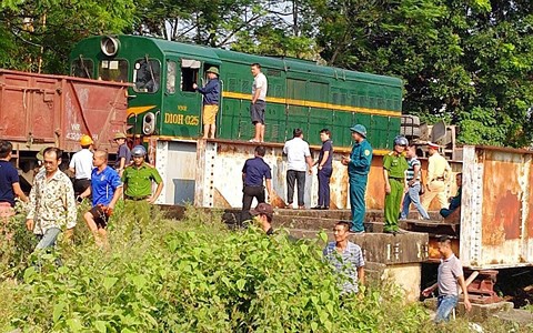 Xe tải băng qua đường bị tàu hỏa đâm trúng, 5 người nhập viện - Ảnh 1.