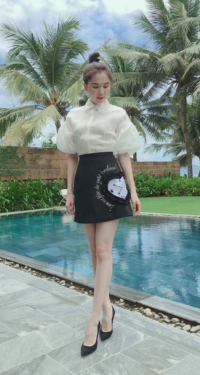 Mới đăng quang chưa đầy 1 tháng, HH Trần Tiểu Vy đụng váy áo liên hoàn với cả loạt người đẹp Vbiz 2 Mới đăng quang chưa đầy 1 tháng, HH Trần Tiểu Vy đụng váy áo liên hoàn với cả loạt người đẹp Vbiz - Ảnh 2.