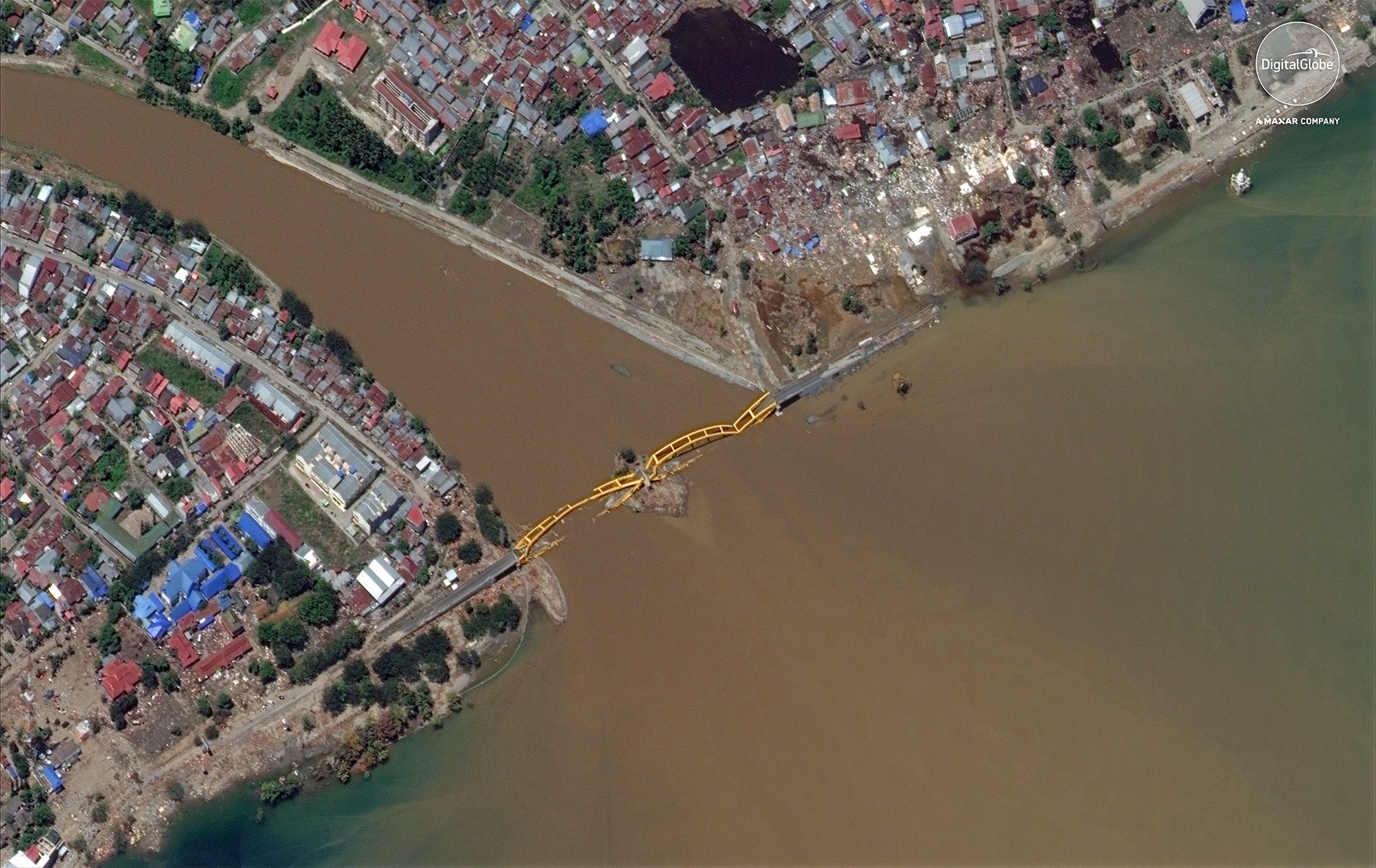 Bộ ảnh trước - sau này sẽ cho bạn thấy trận động đất khiến ít nhất 1.200 người chết ở Palu, Indonesia khủng khiếp như thế nào - Ảnh 7. Bộ ảnh trước - sau này sẽ cho bạn thấy trận động đất khiến ít nhất 1.200 người chết ở Palu, Indonesia khủng khiếp như thế nào - Ảnh 7.