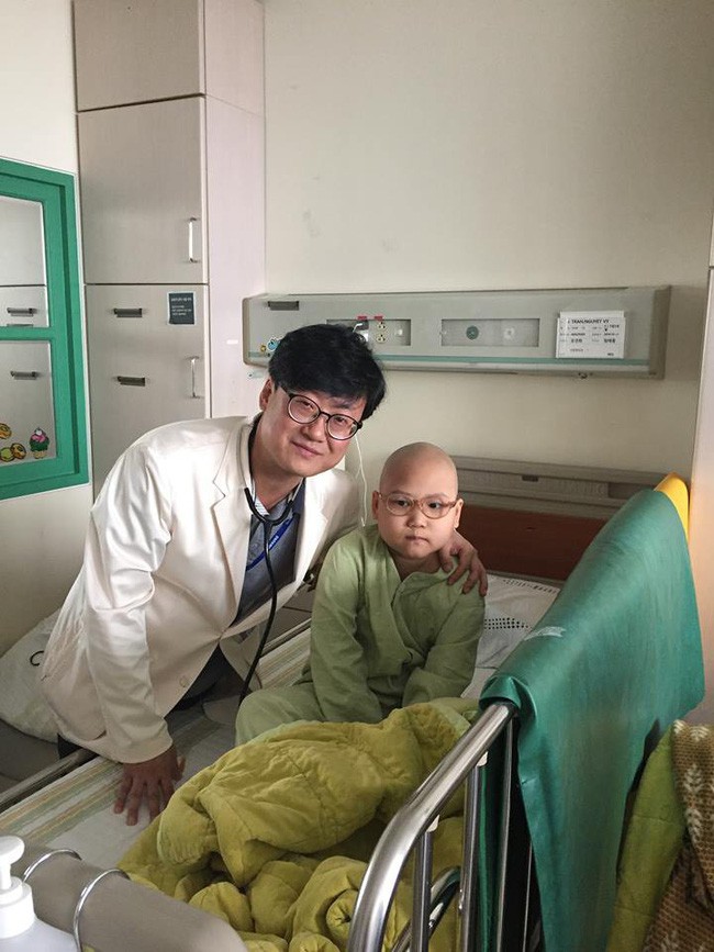 Chỉ sau một lần đau chân dữ dội, bé gái Hà Nội chưa từng biết đến bệnh viện đã được phát hiện mắc bệnh máu trắng - Ảnh 7.