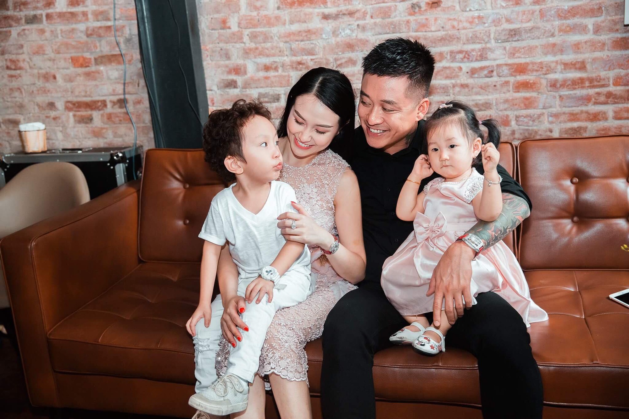 Vợ chồng Tuấn Hưng lại khiến fan ghen tỵ với cuộc trò chuyện lãng mạn như ngôn tình - Ảnh 2. Vợ chồng Tuấn Hưng lại khiến fan ghen tỵ với cuộc trò chuyện lãng mạn như ngôn tình - Ảnh 2.