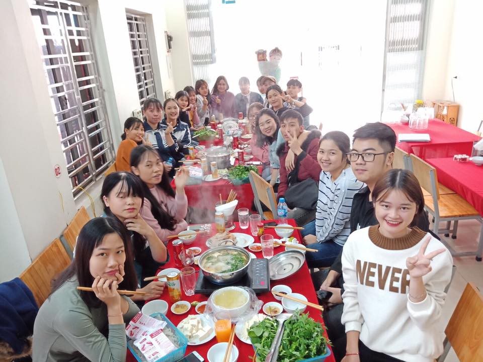 Công việc hot nhất ngày 20/10 ở những lớp không có con trai: Được thuê sang giả bộ tặng quà, làm quen với rất nhiều bạn nữ xinh đẹp - Ảnh 8. Công việc hot nhất ngày 20/10 ở những lớp không có con trai: Được thuê sang giả bộ tặng quà, làm quen với rất nhiều bạn nữ xinh đẹp - Ảnh 8.