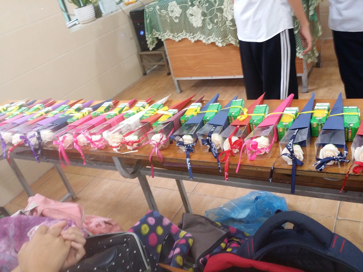 Công việc hot nhất ngày 20/10 ở những lớp không có con trai: Được thuê sang giả bộ tặng quà, làm quen với rất nhiều bạn nữ xinh đẹp - Ảnh 6. Công việc hot nhất ngày 20/10 ở những lớp không có con trai: Được thuê sang giả bộ tặng quà, làm quen với rất nhiều bạn nữ xinh đẹp - Ảnh 6.