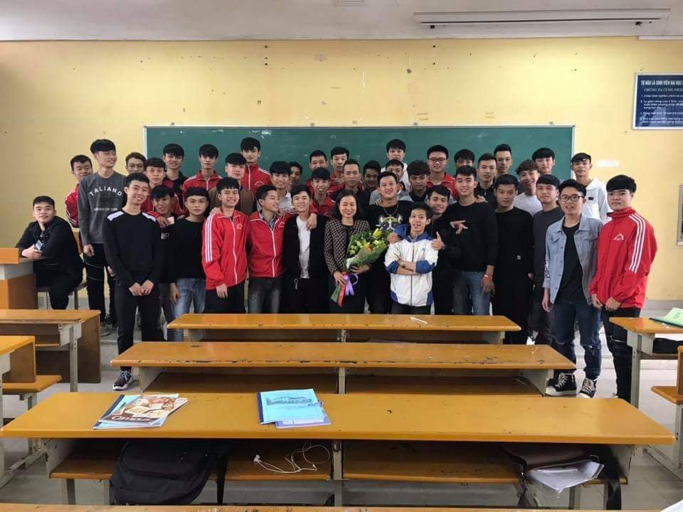Công việc hot nhất ngày 20/10 ở những lớp không có con trai: Được thuê sang giả bộ tặng quà, làm quen với rất nhiều bạn nữ xinh đẹp - Ảnh 3. Công việc hot nhất ngày 20/10 ở những lớp không có con trai: Được thuê sang giả bộ tặng quà, làm quen với rất nhiều bạn nữ xinh đẹp - Ảnh 3.