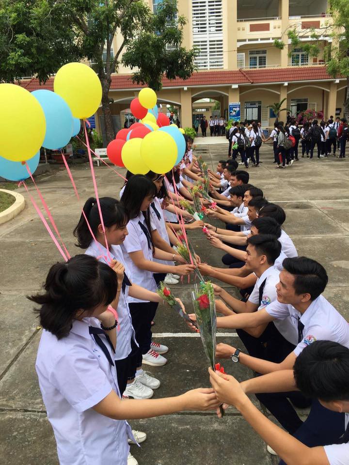 Công việc hot nhất ngày 20/10 ở những lớp không có con trai: Được thuê sang giả bộ tặng quà, làm quen với rất nhiều bạn nữ xinh đẹp - Ảnh 5. Công việc hot nhất ngày 20/10 ở những lớp không có con trai: Được thuê sang giả bộ tặng quà, làm quen với rất nhiều bạn nữ xinh đẹp - Ảnh 5.