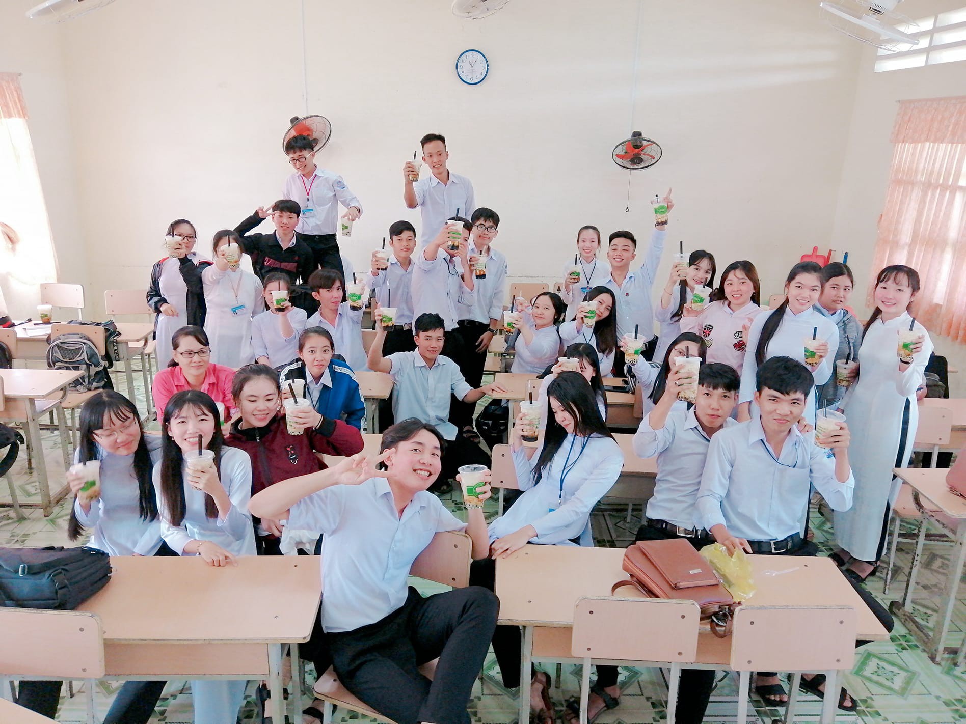 Công việc hot nhất ngày 20/10 ở những lớp không có con trai: Được thuê sang giả bộ tặng quà, làm quen với rất nhiều bạn nữ xinh đẹp - Ảnh 9. Công việc hot nhất ngày 20/10 ở những lớp không có con trai: Được thuê sang giả bộ tặng quà, làm quen với rất nhiều bạn nữ xinh đẹp - Ảnh 9.