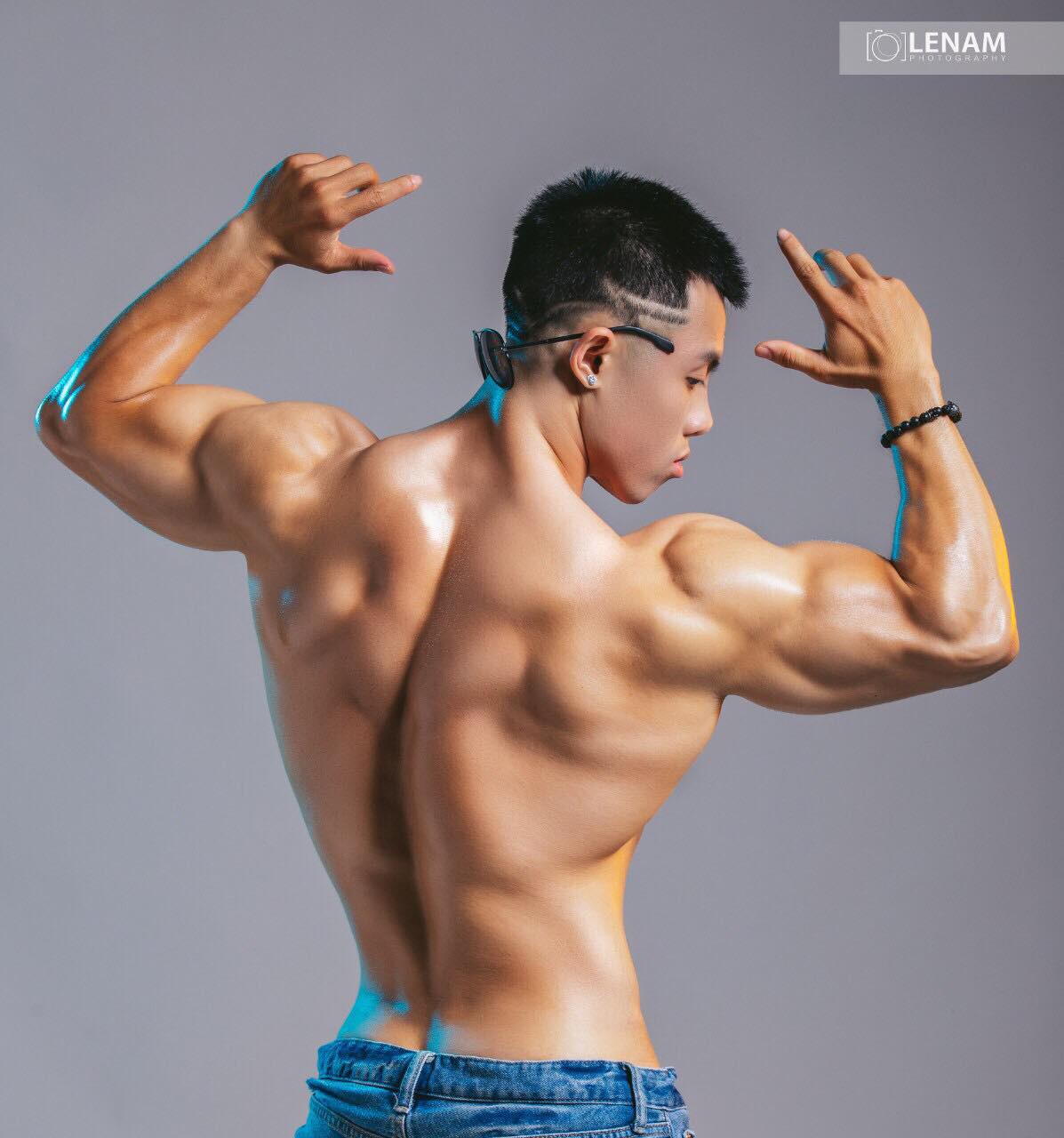 Có công mài sắt, có ngày lên cơ: Thanh niên nặng 100kg trở thành boy 6 múi sau 4 năm miệt mài đẩy tạ - Ảnh 4. Có công mài sắt, có ngày lên cơ: Thanh niên nặng 100kg trở thành boy 6 múi sau 4 năm miệt mài đẩy tạ - Ảnh 4.