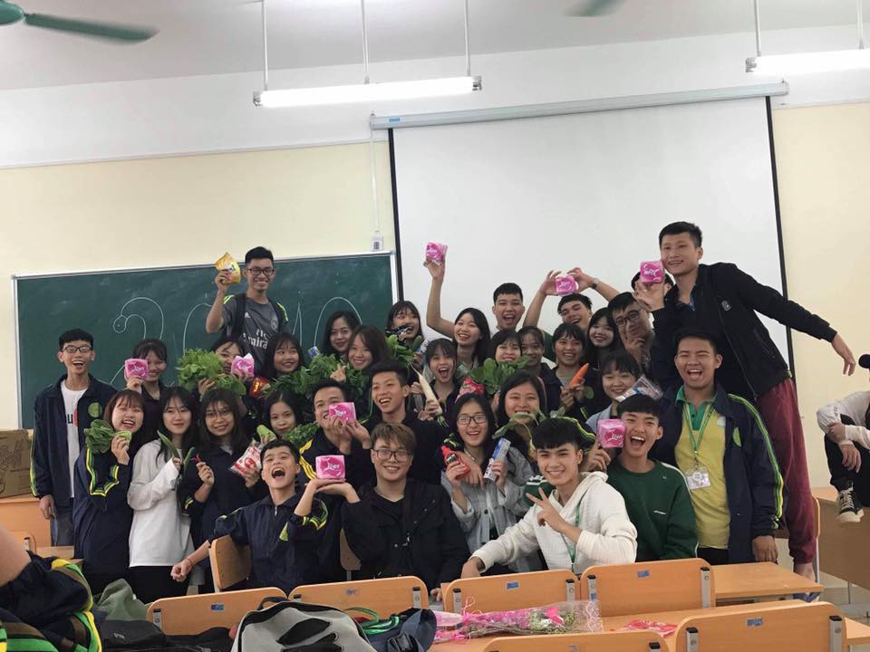20/10 tặng con gái trong lớp toàn rau xanh và băng vệ sinh, những chàng trai tâm lý nhất năm đây rồi - Ảnh 5.