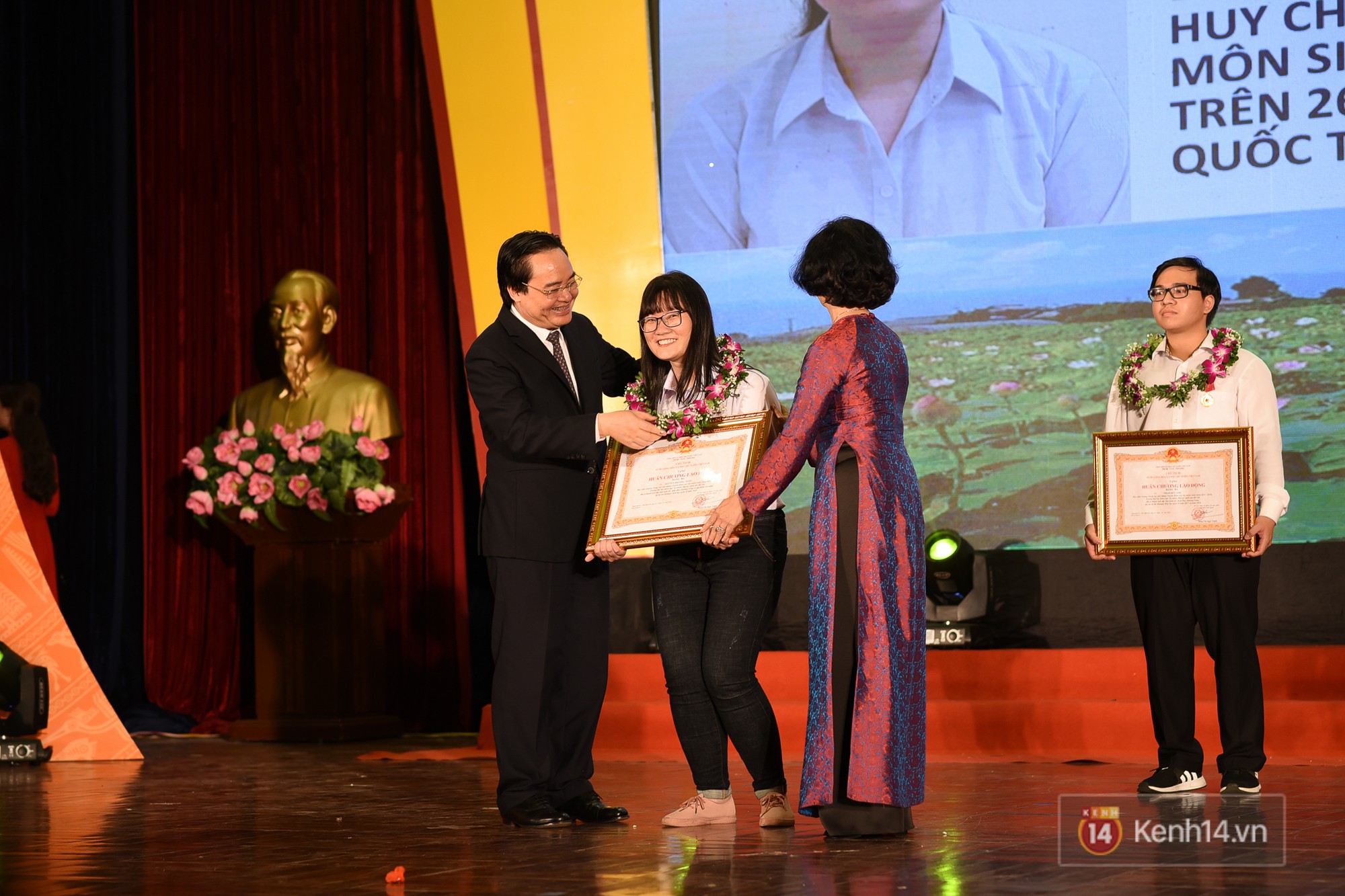 Nữ sinh 2000 gi&agrave;nh HCV Olympic Sinh học Quốc tế, đạt kỷ lục th&iacute; sinh c&oacute; điểm thi cao nhất thế giới: Ba l&ocirc; đến trường nặng 8kg to&agrave;n l&agrave; s&aacute;ch vở - Ảnh 4.