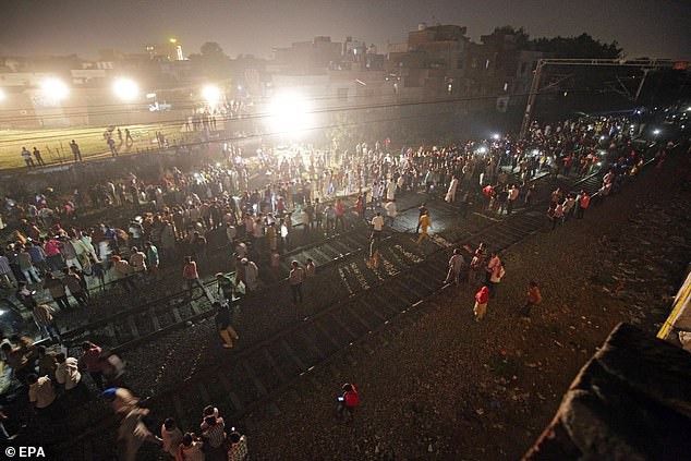 Khoảnh khắc thảm kịch tàu hỏa cán ngang đám đông mừng lễ hội ở Ấn Độ - Ảnh 1.