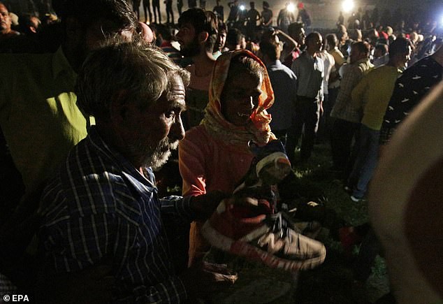 Khoảnh khắc thảm kịch tàu hỏa cán ngang đám đông mừng lễ hội ở Ấn Độ - Ảnh 2.