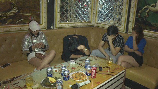21 nam nữ rủ nhau v&agrave;o qu&aacute;n karaoke để chơi ma t&uacute;y - Ảnh 1.