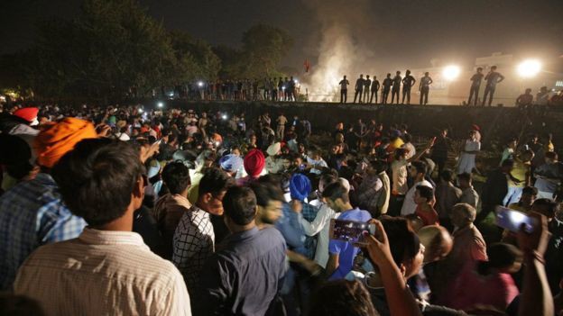 Tai nạn đường sắt ở Ấn Độ: Nạn nhân đứng trên đường ray xem lễ hội, không nghe thấy tiếng còi - Ảnh 1.
