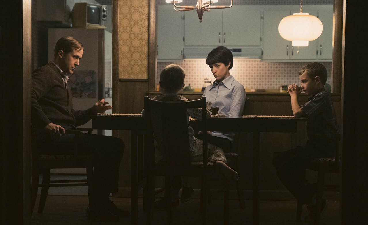 Có một người hùng đầy vết thương lòng đi chinh phục mặt trăng trong “First Man” - Ảnh 8. Có một người hùng đầy vết thương lòng đi chinh phục mặt trăng trong “First Man” - Ảnh 8.