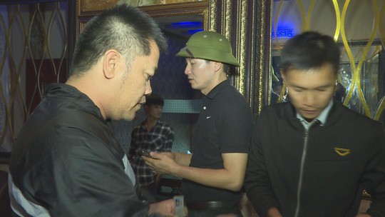 21 nam nữ rủ nhau v&agrave;o qu&aacute;n karaoke để chơi ma t&uacute;y - Ảnh 4.
