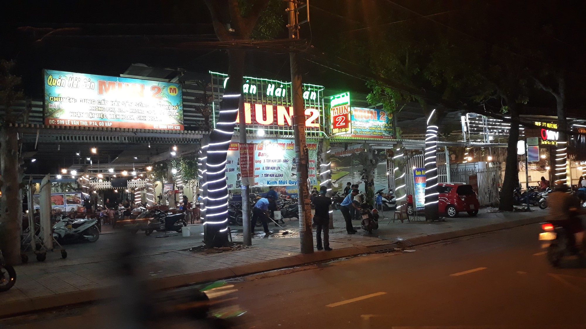 Mâu thuẫn trong lúc lấy xe, nam thực khách bị bảo vệ đâm gục tại quán ăn ở Sài Gòn - Ảnh 1. Mâu thuẫn trong lúc lấy xe, nam thực khách bị bảo vệ đâm gục tại quán ăn ở Sài Gòn - Ảnh 1.