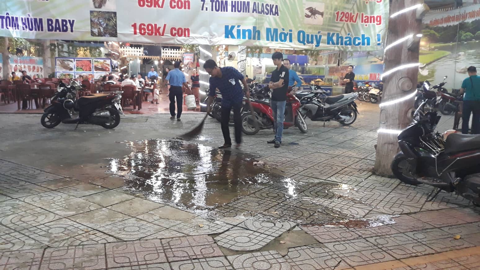 Mâu thuẫn trong lúc lấy xe, nam thực khách bị bảo vệ đâm gục tại quán ăn ở Sài Gòn - Ảnh 2. Mâu thuẫn trong lúc lấy xe, nam thực khách bị bảo vệ đâm gục tại quán ăn ở Sài Gòn - Ảnh 2.