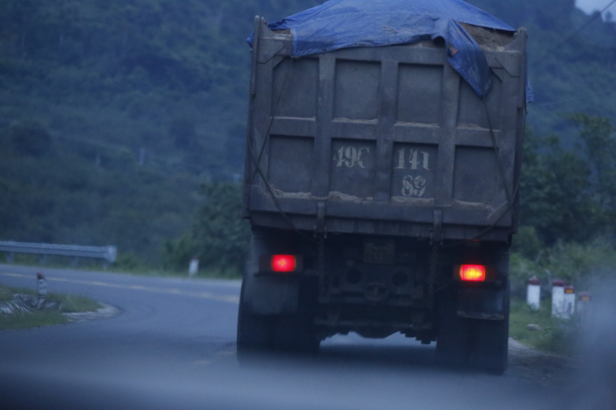 Người Đà Lạt bức xúc vì những hung thần chở cát ầm ầm đổ về thành phố trong đêm - Ảnh 6. Người Đà Lạt bức xúc vì những hung thần chở cát ầm ầm đổ về thành phố trong đêm - Ảnh 6.