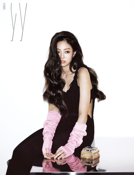 Jennie (Black Pink) lấp ló đôi gò bồng đảo, đẹp sang chảnh như tiểu thư tài phiệt trên tạp chí danh tiếng - Ảnh 2.