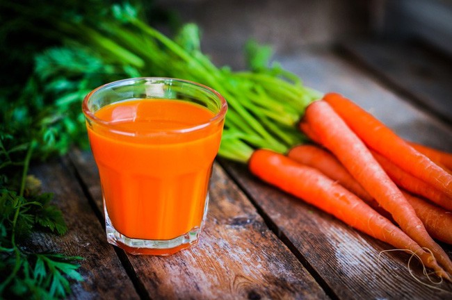 Những lợi ích không ngờ từ nước ép cà rốt mà khi ăn sống củ tươi cũng không làm được điều này - Ảnh 2.