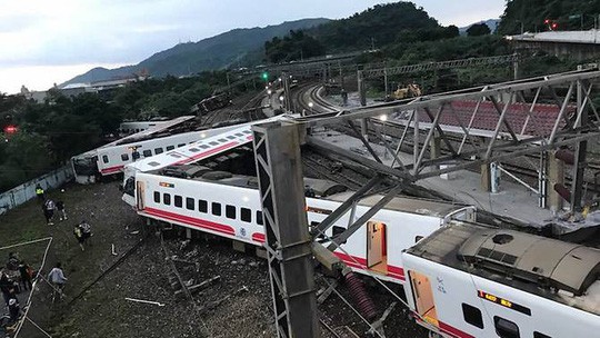 Đài Loan: Tàu trật bánh, hơn 143 người thương vong - Ảnh 1.