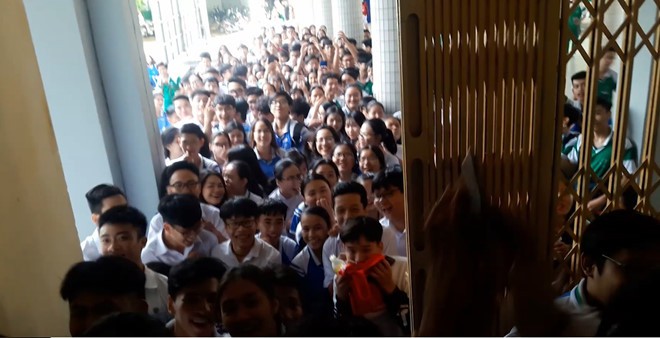 Học sinh Th&aacute;i Phi&ecirc;n (Đ&agrave; Nẵng) v&acirc;y k&iacute;n nh&agrave; vệ sinh nữ xem m&agrave;n tỏ t&igrave;nh l&atilde;ng mạn như phim - Ảnh 2.