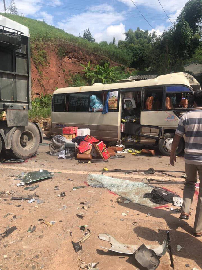 Xe tải đâm nát đầu xe khách khiến 10 người bị thương, công an dùng xà beng đưa nạn nhân ra ngoài - Ảnh 2.