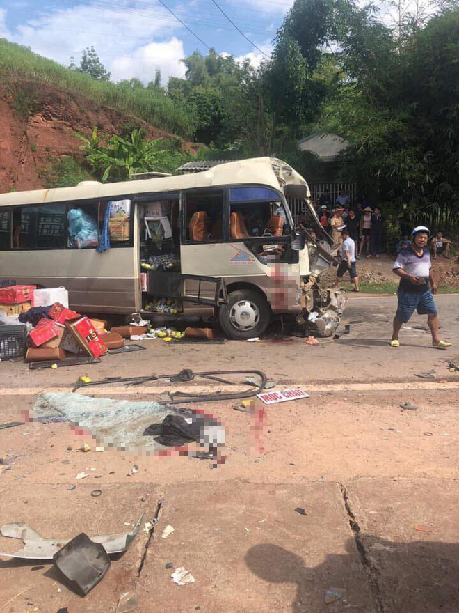 Xe tải đâm nát đầu xe khách khiến 10 người bị thương, công an dùng xà beng đưa nạn nhân ra ngoài - Ảnh 1.