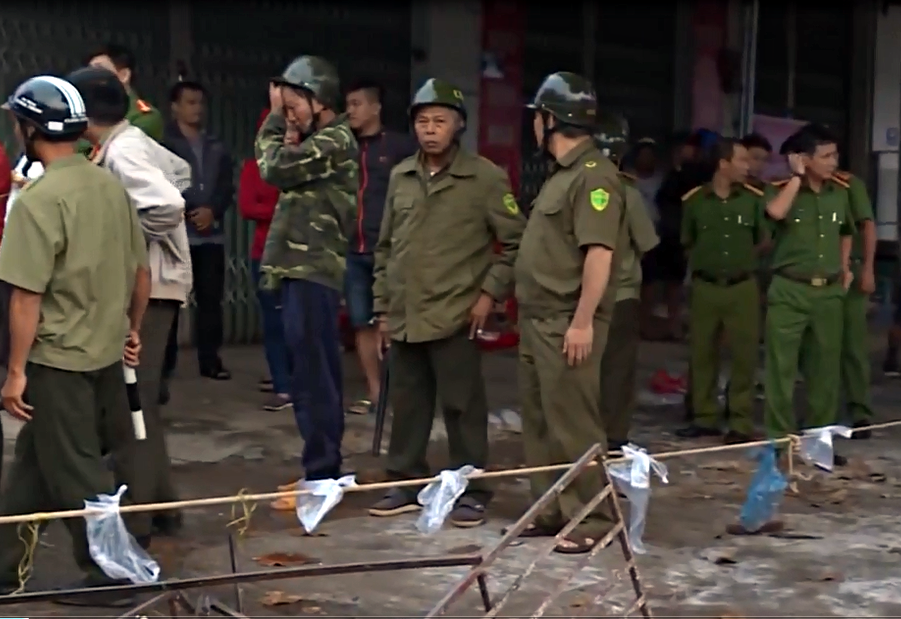 Vụ 2 người chết cháy ở Đắk Lắk: Tiếng khóc thét, cầu cứu thảm thiết bên trong ngôi nhà cửa cuốn đóng chặt - Ảnh 6. Vụ 2 người chết cháy ở Đắk Lắk: Tiếng khóc thét, cầu cứu thảm thiết bên trong ngôi nhà cửa cuốn đóng chặt - Ảnh 6.