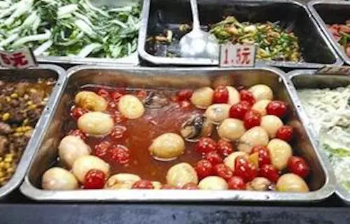 Dưa hấu xào chuối, da ếch... những món ăn kinh dị nhất ở canteen các trường ĐH Trung Quốc khiến sinh viên khiếp đảm - Ảnh 5.