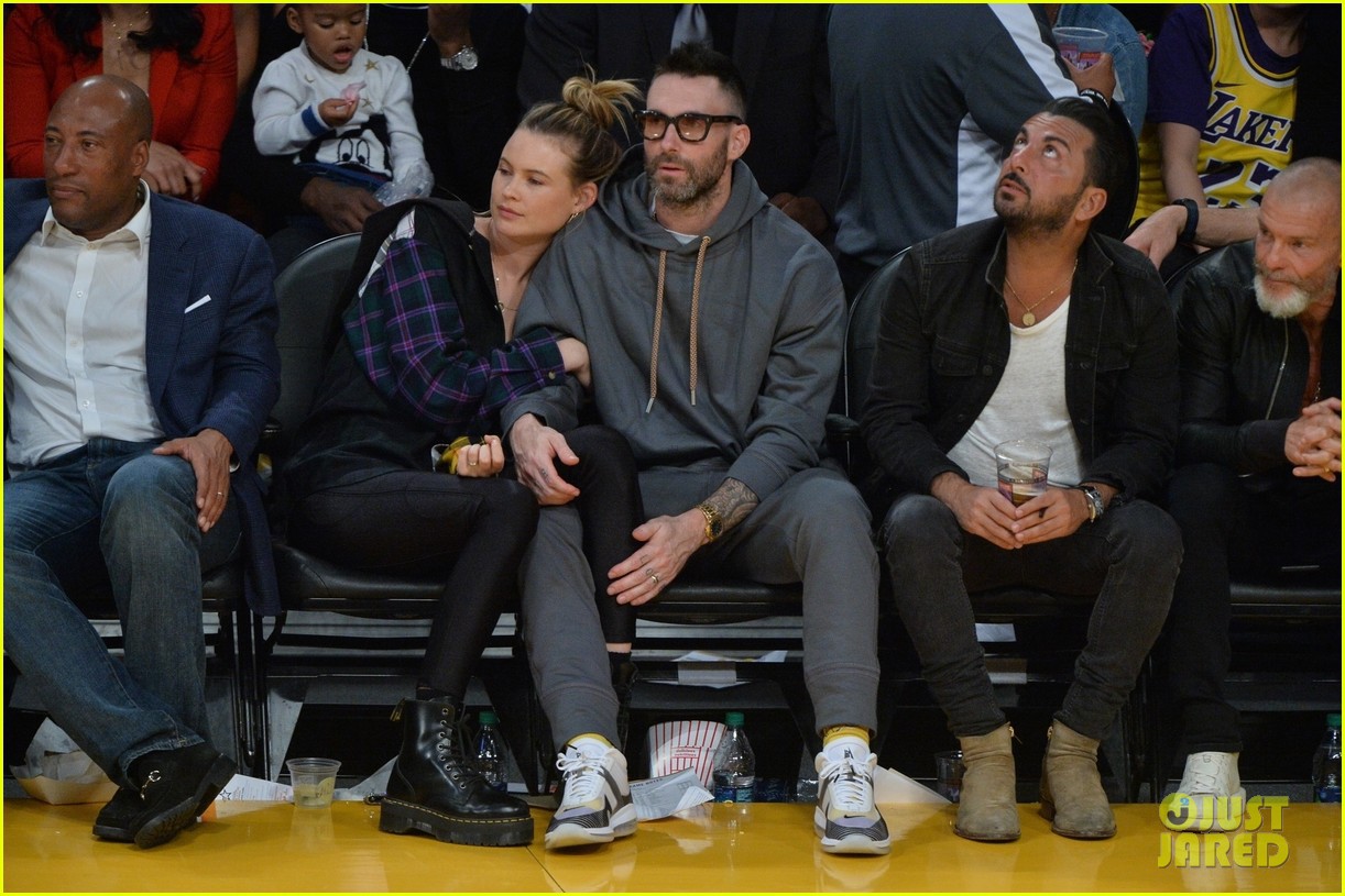 Ai cũng phải ghen tị khi nhìn vợ chồng Adam Levine cưới nhau 4 năm vẫn ôm hôn hạnh phúc giữa nơi đông người! - Ảnh 9. Ai cũng phải ghen tị khi nhìn vợ chồng Adam Levine cưới nhau 4 năm vẫn ôm hôn hạnh phúc giữa nơi đông người! - Ảnh 9.