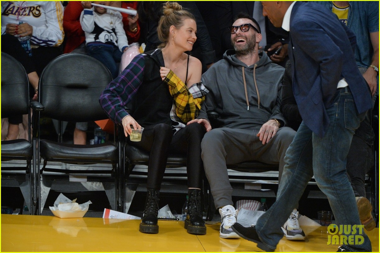 Ai cũng phải ghen tị khi nhìn vợ chồng Adam Levine cưới nhau 4 năm vẫn ôm hôn hạnh phúc giữa nơi đông người! - Ảnh 10. Ai cũng phải ghen tị khi nhìn vợ chồng Adam Levine cưới nhau 4 năm vẫn ôm hôn hạnh phúc giữa nơi đông người! - Ảnh 10.