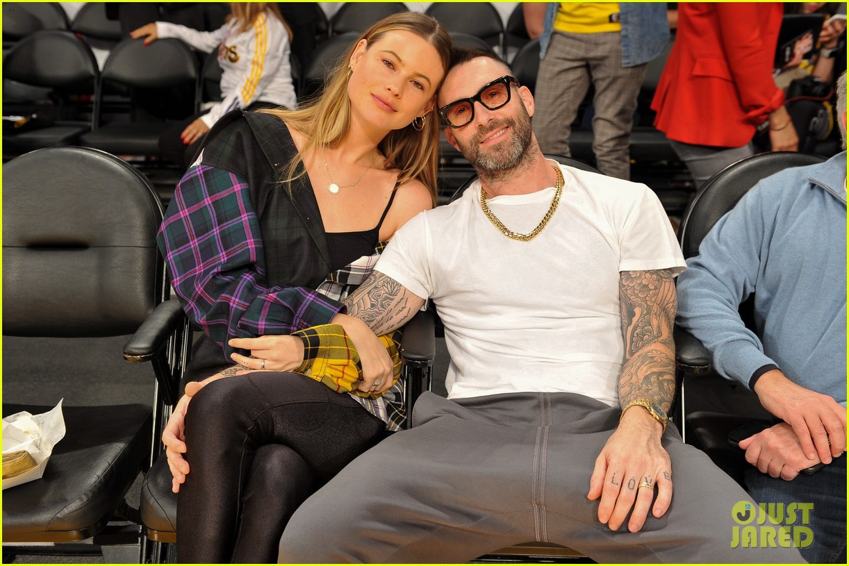 Ai cũng phải ghen tị khi nhìn vợ chồng Adam Levine cưới nhau 4 năm vẫn ôm hôn hạnh phúc giữa nơi đông người! - Ảnh 1. Ai cũng phải ghen tị khi nhìn vợ chồng Adam Levine cưới nhau 4 năm vẫn ôm hôn hạnh phúc giữa nơi đông người! - Ảnh 1.