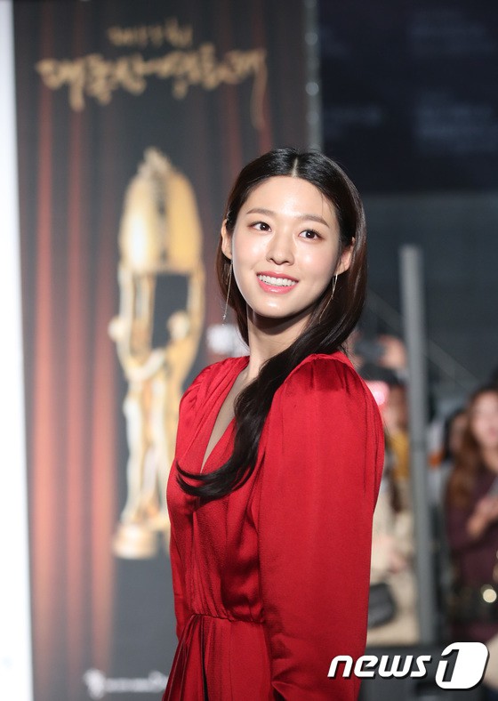 Thảm đỏ Oscar Hàn Quốc 2018: Nàng cháo và loạt mỹ nhân thi nhau o ép vòng 1, Seolhyun sang như bà hoàng - Ảnh 4.