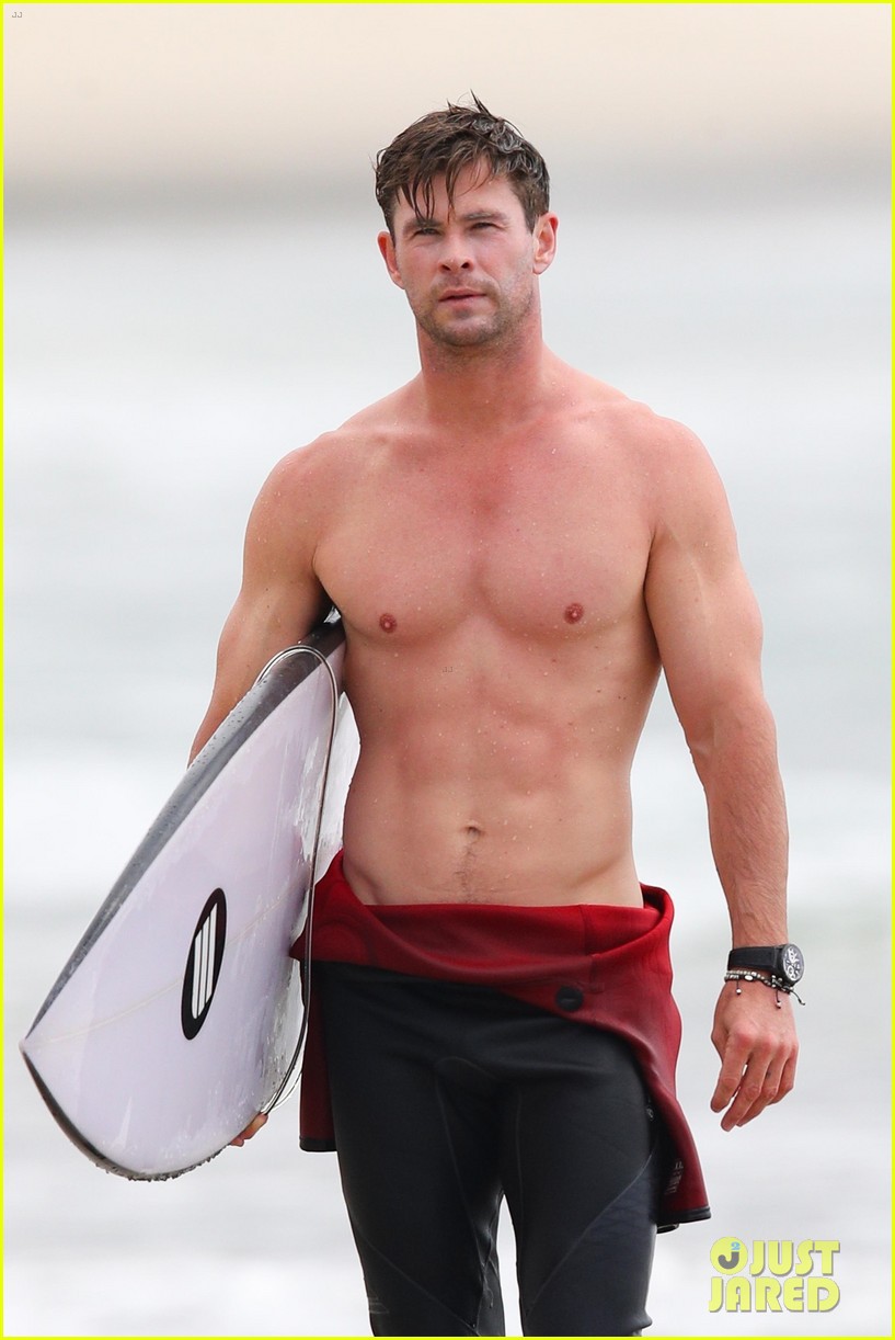 Thor Chris Hemsworth khoe body đẹp xuất sắc như một vị thần, khóa môi bà xã cũng cực nóng bỏng - Ảnh 2.