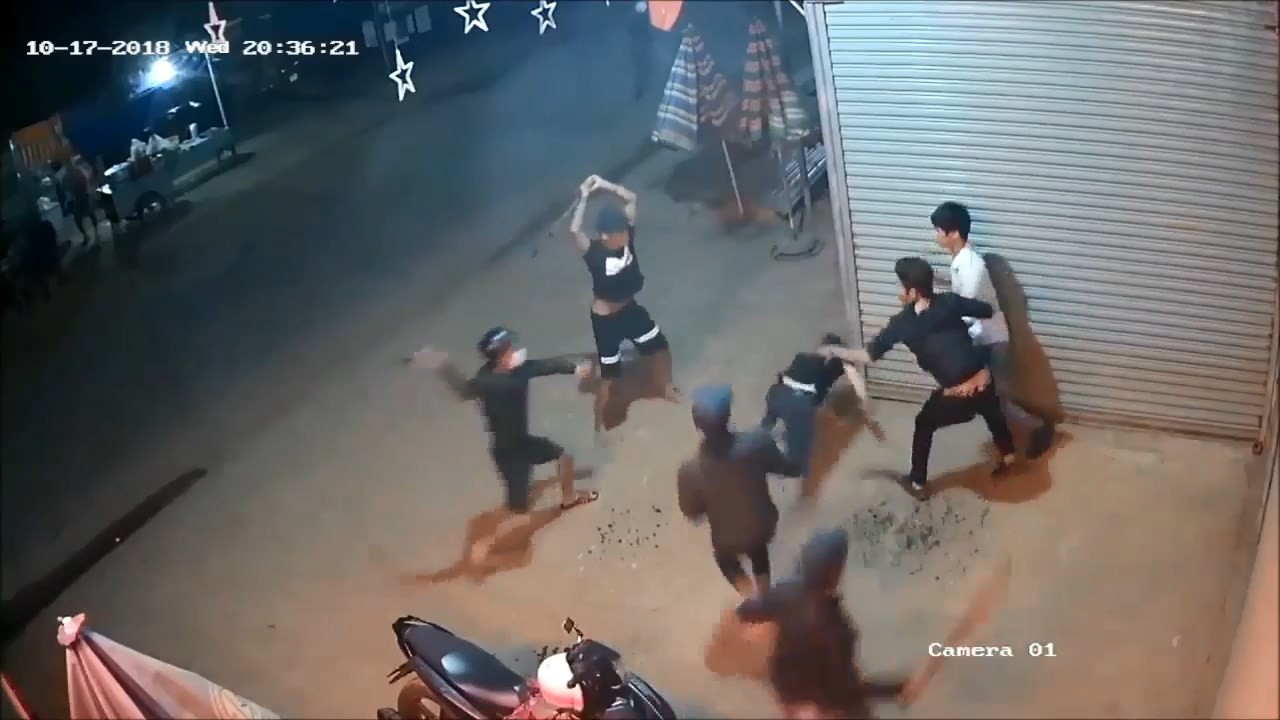 Lâm Đồng: Hai nhóm thanh niên hỗn chiến kinh hoàng, nhiều người bị thương nặng - Ảnh 2. Lâm Đồng: Hai nhóm thanh niên hỗn chiến kinh hoàng, nhiều người bị thương nặng - Ảnh 2.