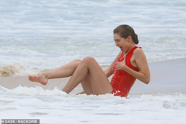 Gigi Hadid hớ hênh nhũ hoa lấp ló khi diện đồ ướt sũng tạo dáng trên bãi biển - Ảnh 3.