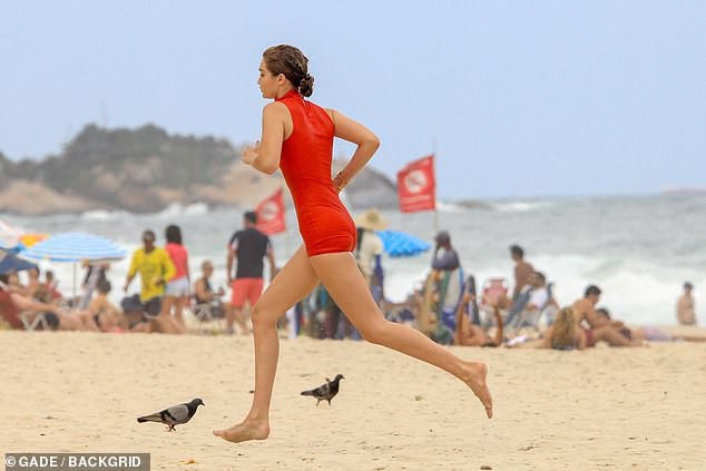 Gigi Hadid hớ hênh nhũ hoa lấp ló khi diện đồ ướt sũng tạo dáng trên bãi biển - Ảnh 13.