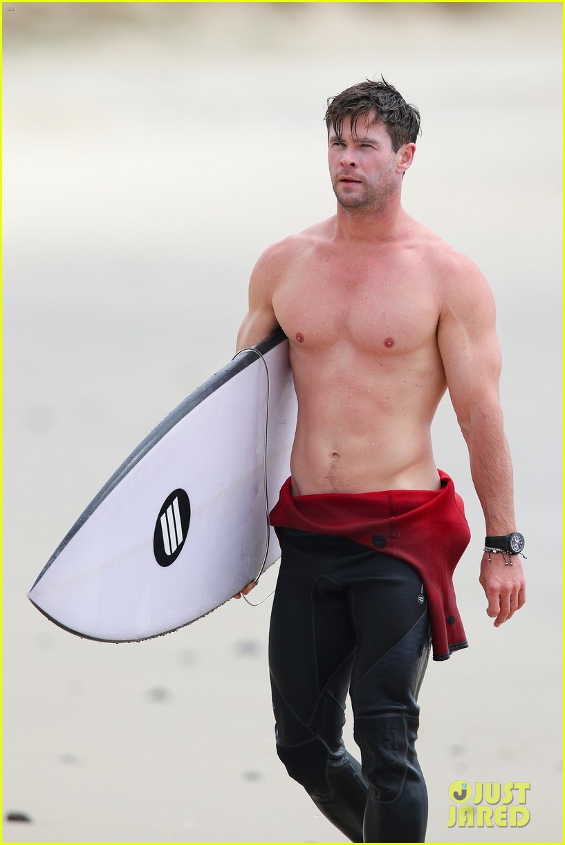 Thor Chris Hemsworth khoe body đẹp xuất sắc như một vị thần, khóa môi bà xã cũng cực nóng bỏng - Ảnh 3.