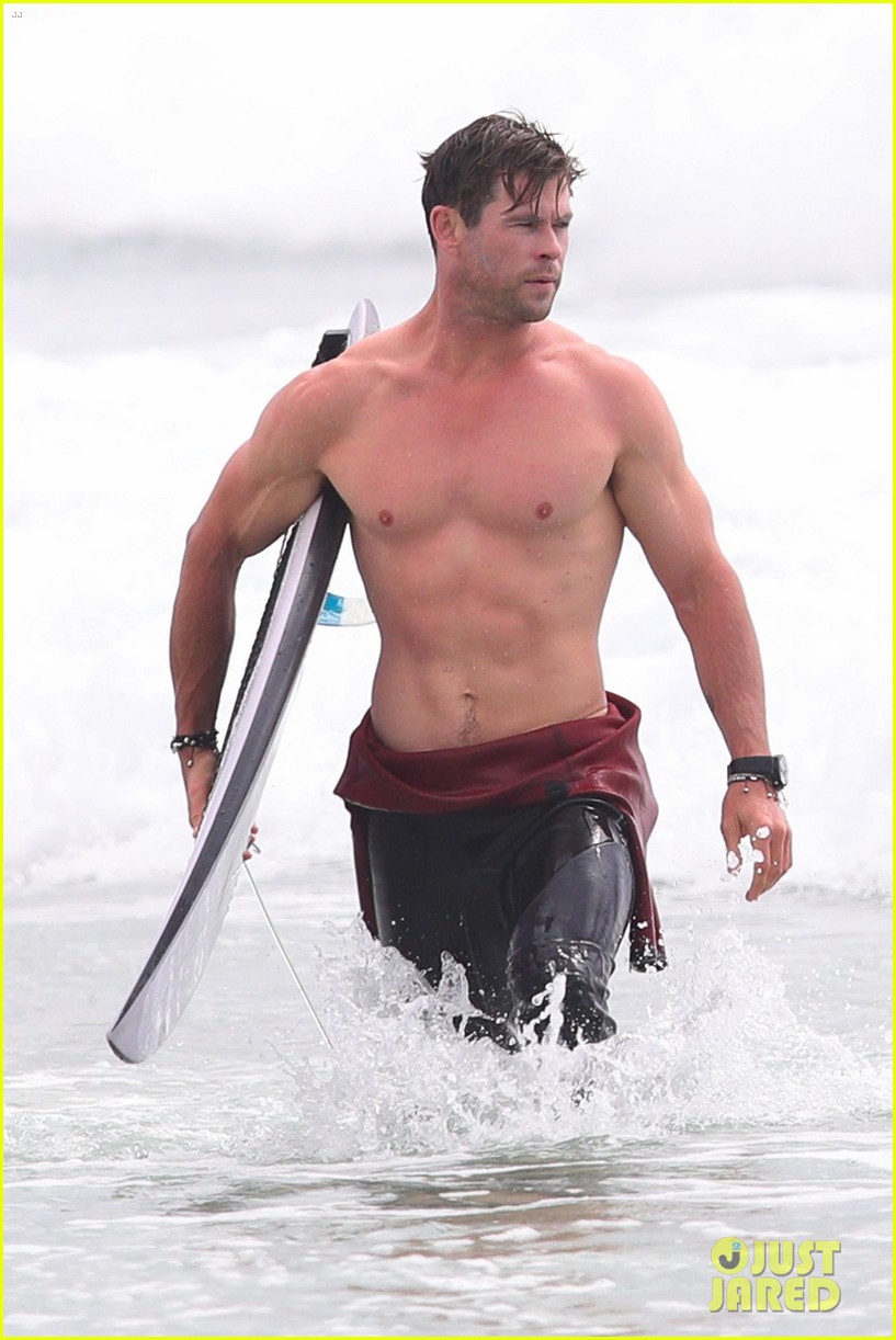 Thor Chris Hemsworth khoe body đẹp xuất sắc như một vị thần, khóa môi bà xã cũng cực nóng bỏng - Ảnh 4.